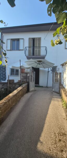 CASA INDIPENDENTE CON DEPENDANCE E GIARDINO